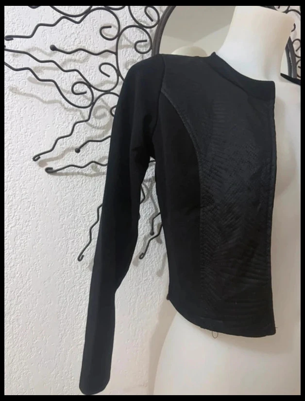 Bolero Preto Jaqueta Curta com Textura de Chevrons e Mangas 3/4 - Tamanho S (36) – photo 2